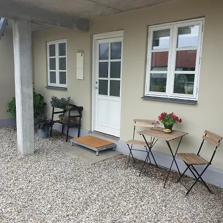 B Med Dejlig Privat Gardhave Pa Thuro Kaeledyr Er Ikke Gratis Og Skal Tilfojes *
